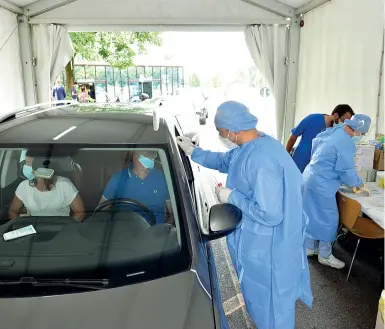  ??  ?? Treviglio Il sistema del tampone «drive in» è stato applicato da ieri fuori dall’ospedale della Bassa