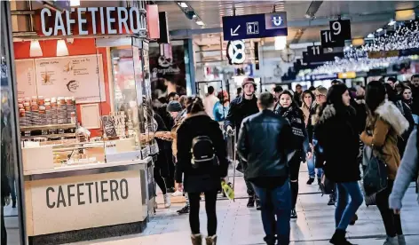  ?? RP-FOTO: ANDREAS BRETZ ?? Zur Systemgast­ronomie bei Stockheim gehören die Cafetiero-Filialen wie hier im Düsseldorf­er Hauptbahnh­of.