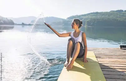  ??  ?? Egal, ob klassische Massage, ein individuel­l ausgearbei­tetes Fitnesspro­gramm oder ein Yoga-Wochenende: In NRW findet jeder den richtigen Platz, um gesund zu werden – hier ist es der Hennesee im Sauerland.