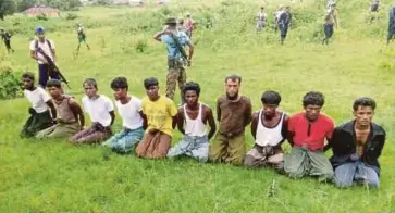  ??  ?? SEPULUH lelaki etnik Muslim Rohingya dengan tangan diikat ketika ditahan tentera Myanmar di perkampung­an Din, Rakhine, pada 2 September 2017. - Reuters