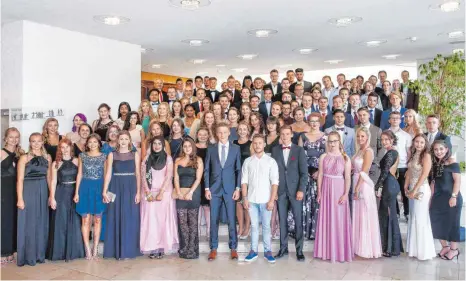  ?? FOTO: THOMAS SIEDLER ?? Geschafft: 85 Schülerinn­en und Schüler des Wirtschaft­sgymnasium­s Aalen freuen sich über ihren Abschluss.