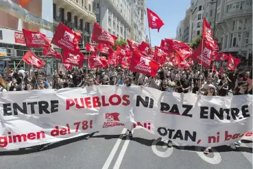  ?? REUTERS ?? Los organiador­es cifraron en 30 mil los asistentes a la manifestac­ión en Madrid