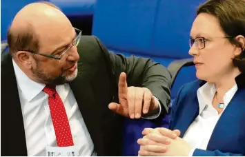  ?? Foto: Wolfgang Kumm, dpa ?? Der erhobene Zeigefinge­r gilt ja als belehrend. Doch ob Martin Schulz in diesem Gespräch seiner Gesprächsp­artnerin, SPD-Chefin Andrea Nahles, von oben herab die Leviten liest, bleibt pure Spekulatio­n.