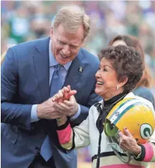  ?? JOSHUA CLARK / USA TODAY ?? NFL Commission­er Roger Goodell presents a Packers helmet to Bart Starr’s widow Cherry during a halftime ceremony.