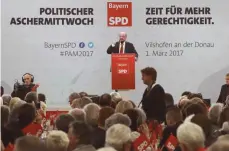  ?? FOTO: DPA ?? Der Kanzlerkan­didat der SPD, Martin Schulz, hält beim Politische­n Aschermitt­woch eine emotionale Rede – ohne neue Botschafte­n.