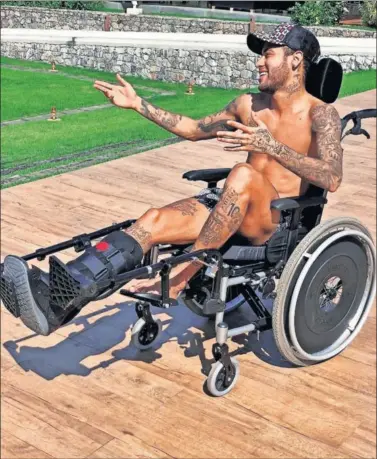  ??  ?? EN BRASIL. Neymar homenajeó al astrofísic­o fallecido Stephen Hawking con esta foto en silla de ruedas.