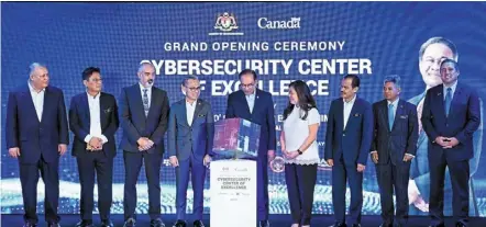  ?? ?? Making an impact: anwar and Fahmi (fourth from left) attending the grand opening ceremony of the ccoe in cyberjaya. — Muhamad shahril rosli/the star