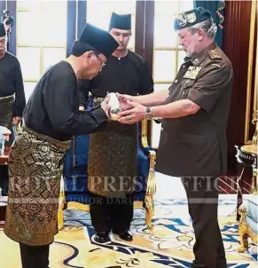  ?? — Photo provided by Royal Press Office ?? It’s official: Osman receiving his credential­s from Sultan Ibrahim during the swearing-in ceremony at Istana Bukit Serene, Johor Baru.