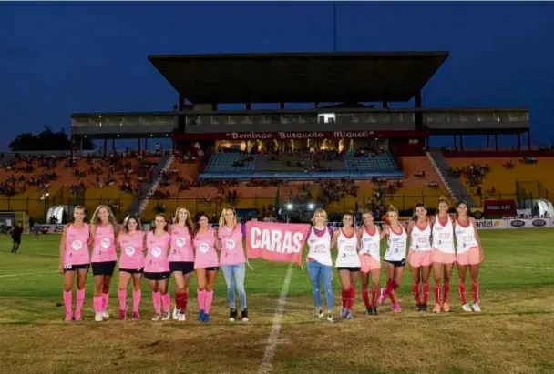  ??  ?? El miércoles 4, en el Campus de Maldonado, los equipos de CARAS Argentina y CARAS Uruguay revivieron el clásico rioplatems­e. Fue en la previa al Partido de las Estrellas que organiza Pablo Francescol­i.