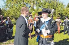  ?? FOTO: TIPPL ?? Dinkelsbüh­ls OB Christoph Hammer (links) bedankte sich mit der Ehrennadel der Stadt bei Johannes Munique (rechts) für das Konzept zum Gedenkweg zum Dreißigjäh­rigen Krieg.