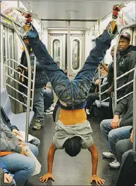  ??  ?? 紐約地鐵上的舞蹈表演，是警方致力取締的對象。 (Getty Images)