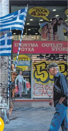  ?? FOTO: DPA ?? Viele Bürger in Griechenla­nd haben seit 2010 rund ein Viertel ihres Einkommens verloren.