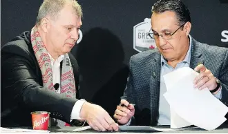  ?? LARRY WONG ?? CFL commission­er Randy Ambrosie, left, and Oscar Perez, CEO, Liga de Futbol Americano Profesiona­l, sign a partnershi­p Friday in Edmonton that includes Mexican players getting a chance to play in Canada.