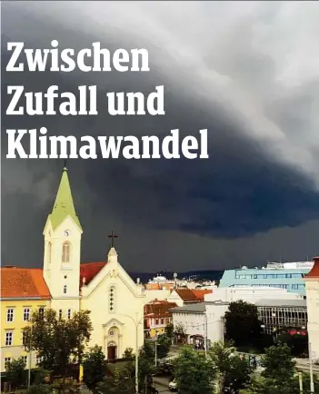  ??  ?? Der Gewitterst­urm braute sich am Dienstag über der Stadt zusammen