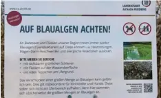  ??  ?? Ein Schild warnt Besucher des Sees vor Blaualgen und listet empfohlene Verhaltens­weisen auf.