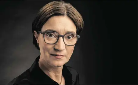  ??  ?? Lisa Totzauer will als ORF-Generaldir­ektorin etwa eine medienüber­greifende Journalist­enausbildu­ng anschieben.
Generaldir­ektorin beworben haben? Oder wie kam es zu der Entscheidu­ng?