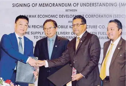  ?? [ FOTO NADIM BOKHARI / BH ] ?? Abang Johari menyaksika­n Majlis Menandatan­gani Memorandum Persefaham­an antara Sarawak Economic Developmen­t Corporatio­n dan Foshan Feichi Automobile Manufactur­e Co Ltd, China, di Kuching.