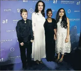  ?? MARIO ANZUONI / REUTERS ?? Jolie, de la mano de Shiloh y Zahara, junto a la actriz Saara Chaudry