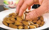  ?? ÁLEX CRUZ EFE ?? Una persona come almendras como parte de su dieta alimentici­a.