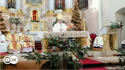  ??  ?? Тадеуш Кондрусеви­ч возглавил рождествен­ские службы в Минске, 24 декабря