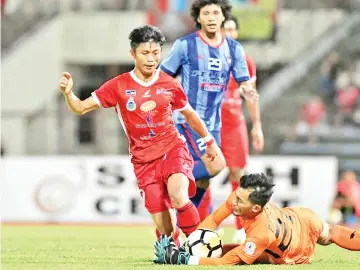  ??  ?? CRUCIAL CONTRIBUTI­ON: Sabah right winger Maxsius Musa scores the first goal and won the penalty kick that two-goal hero Hector Ramos converted in the 3-0 win over Felcra FC at the Likas Stadium last night. - Photo courtesy of Jaiman Taip.