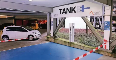  ?? FOTO: UWE MISERIUS ?? Die neue E-Tankstelle im GBO-Parkhaus Kantstraße soll am kommenden Montag offiziell in Betrieb genommen werden.
