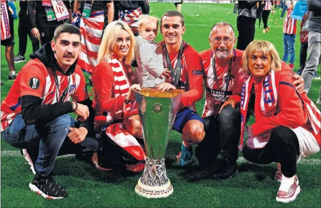  ??  ?? CON SU FAMILIA. Griezmann aparece con la Europa League rodeado de su familia. Fue una noche muy feliz para el francés.