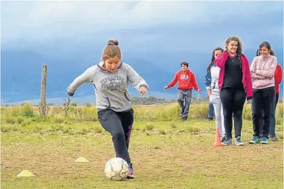  ?? (LA VOZ) ?? Con el corazón. Así juegan las chicas del Ipem 384 del valle de Traslasier­ra, con las montañas de fondo.