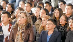  ??  ?? Ante estudiante­s y docentes, Barrera Baca habló de los logros de la institució­n.