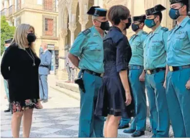  ??  ?? María Gámez, directora general de la Guardia Civil, saluda a los mandos junto a Mamen Sánchez, alcaldesa de Jerez.