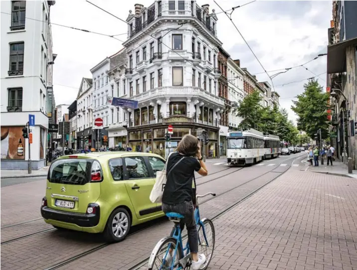  ?? © Sebastian Steveniers ?? De Nationales­traat in het centrum van Antwerpen: fietsers proberen te overleven in de jungle van trams, bussen en auto’s.