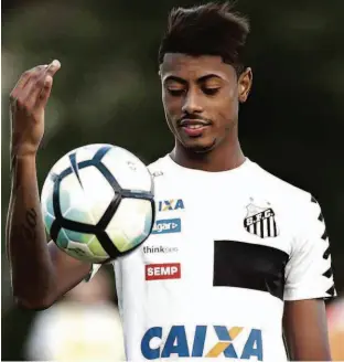  ?? Ricardo Saibun - 26.jun.17/Santos FC/Divulgação ?? O atacante Bruno Henrique se prepara para dominar a bola durante o treino no CT Rei Pelé; o jogador é um dos três santistas com expulsão neste Brasileiro