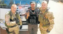  ??  ?? PROFESIONA­LES. Dos mercenario­s rusos con un soldado sirio.