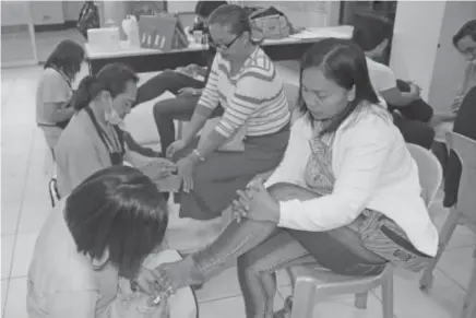  ?? Photo by Milo Brioso ?? FREE. Job seekers get free manicure and pedicure during the DOLE Labor Day fair held at Baguio city High School auditorium.