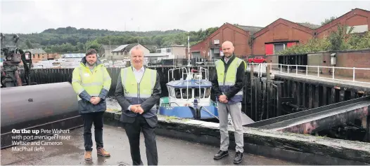  ??  ?? On the up Pete Wishart with port manager Fraser Wallace and Cameron MacPhail (left)