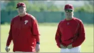  ?? CHRIS O’MEARA — THE ASSOCIATED PRESS ?? Phillies manager Pete Mackanin, right, shares a laugh with guest instructor Charlie Manuel during spring training Thursday.