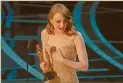  ??  ?? Emma Stone se lleva la estatuilla como Mejor Actriz en La La Land.