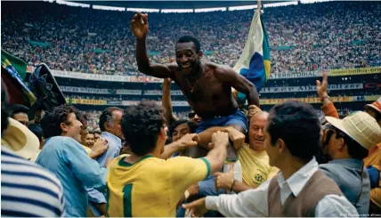  ?? Bild: AP Photo/picture alliance ?? Pelé - hier nach dem WM-Triumph 1970 - galt als Inbegri   des Jogo bonito