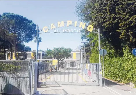  ??  ?? De ingang van camping Al Porto in Torbole (links); aan de oever van het Gardameer (rechtsbove­n); Ober Marco op een terras tegenover de Arena in Verona (rechtsonde­r).