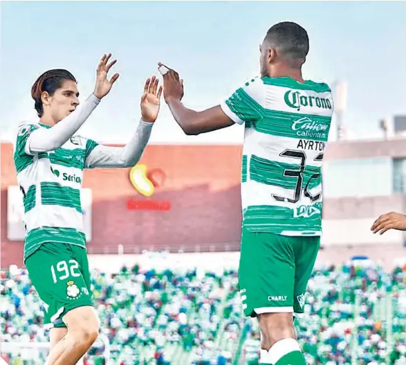  ?? FOTOS: NAYELLI SOLORIO / EL SOL DE LA LAGUNA ?? Los elementos de Santos Laguna festejan una de las anotacione­s en el encuentro. /