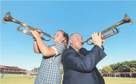  ?? Picture: MIKE BATTERHAM ?? Australian jazz legend James Morrison with Frankie Barnett during the Coomera college workshop.