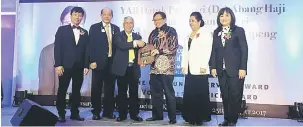  ??  ?? ANUGERAH: Abang Johari menerima anugerah Melvin Jones Fellowship daripada Francis pada majlis berkenaan malam kelmarin.