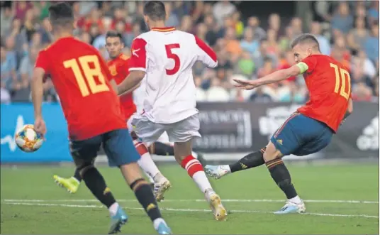  ??  ?? LÍDER. Dani Olmo, capitán de la selección Sub-21, volvió a ser el mejor jugador de España y anotó dos goles ante Montenegro.