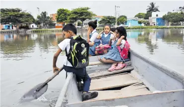  ?? FOTOS: LUIS RODRÍGUEZ Y CÉSAR BOLÍVAR ?? Jhon rema en la zona izquierda de la canoa mientras sus compañeras de Brisas del Río miran el panorama.