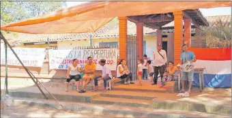  ??  ?? Integrante­s de la comisión Reapertura del Centro de Salud de Ayolas que desde hace casi dos meses se manifiesta­n frente al local cerrado del barrio San José Mi.