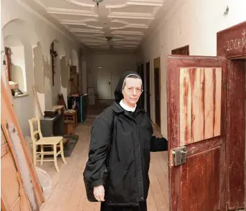  ?? Foto: Ulrich Wagner ?? Schwester Gabriele Konrad in jenem Zellentrak­t, der zur Wohnung des „Klosterdir­ektors“werden sollte.