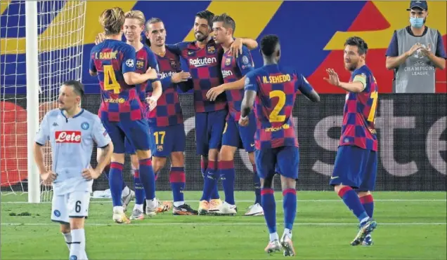  ??  ?? Rakitic, De Jong, Griezmann, Suárez y Sergi Roberto, con Messi y Semedo de fondo, celebran el gol del 3-0, del uruguayo de penalti, al Nápoles.