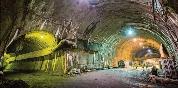  ?? Fotos: Peter Kneffel, dpa ?? Gigantisch­e Ausmaße: ein Baustellen­abschnitt des Brenner Basistunne­ls unweit von Innsbruck.