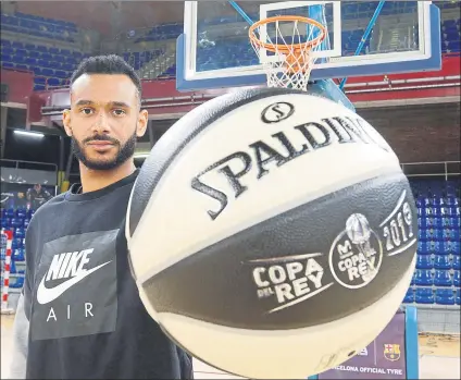  ?? FOTO: PEP MORATA ?? Adam Hanga, alero del Barça Lassa, posando ayer en el Palau Blaugrana con el balón oficial de la Copa del Rey