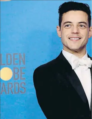  ??  ?? Rami Malek posando con su Globo de Oro a mejor actor por su papel de Fred